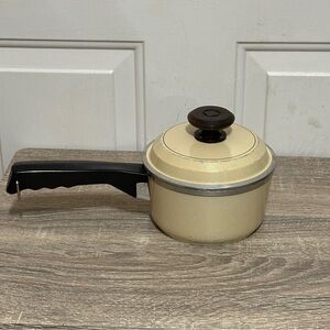 Vintage Club Aluminum‎ Almond 1 Qt Sauce Pot w/ Lid